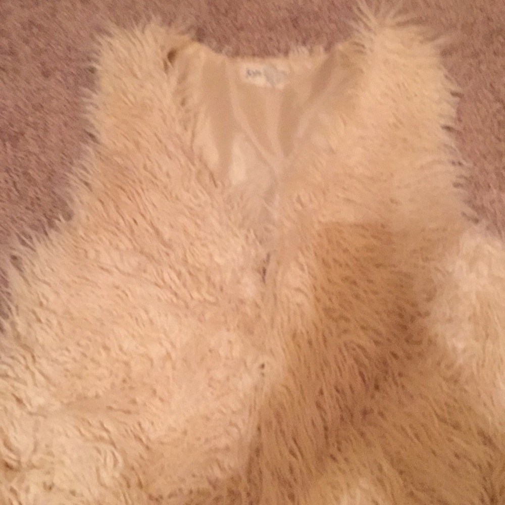 Jolt Faux Fur Vest曆 - Picture 4 of 7